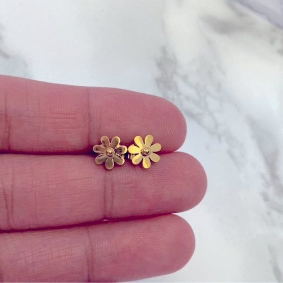 18k Gold Plated Daisy Flower Earrings - Picture 3 of 8